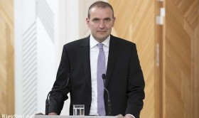 Президент Исландии сломал нос, принимая ванну