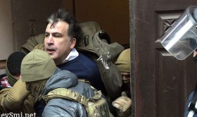 Опубликовано видео Саакашвили, угрожающего спрыгнуть с крыши дома