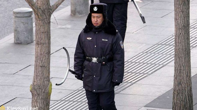 В Пекине при нападении на торговый центр погибла женщина