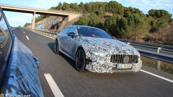 Mercedes-AMG GT Coupe покажут на автосалоне в Женеве